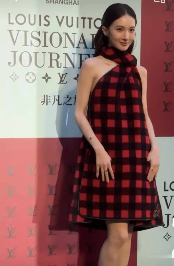 天鲜优配 金晨亮相LV大秀，闪光灯下自信从容，优雅灵动似诗！
