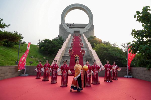 华夏理财 2025第十六届东方太阳文化嘉年华举行