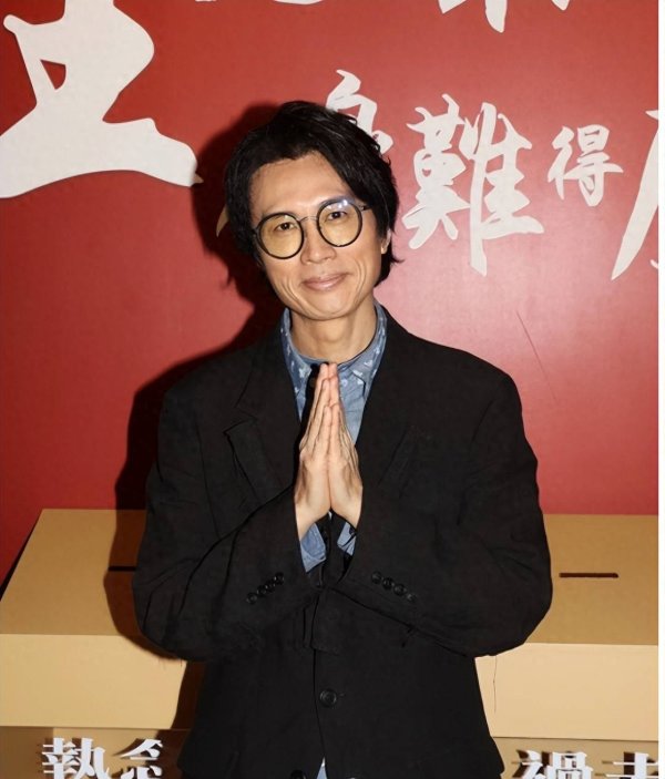 德旺配资 黄子华95岁父亲，因内地捐款上新闻，被曝是香港第一位法拉利车主